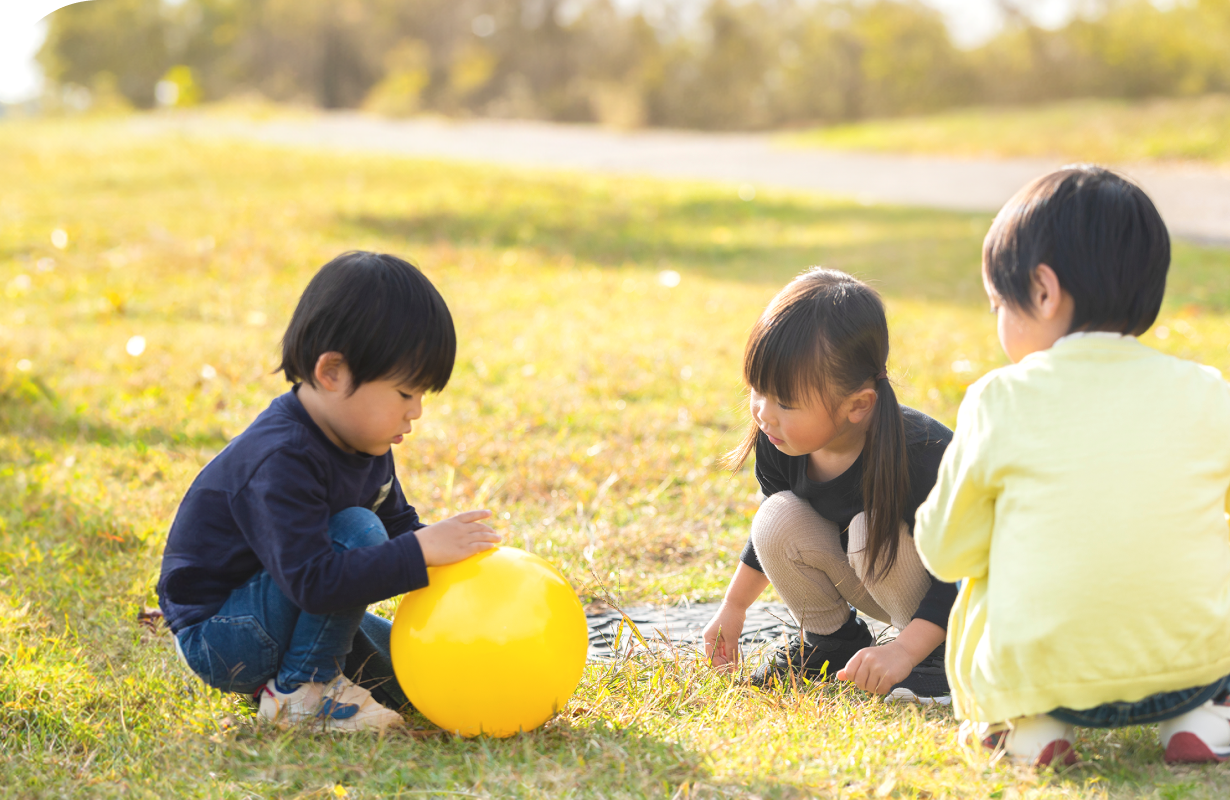 公園で遊ぶ子供達の写真