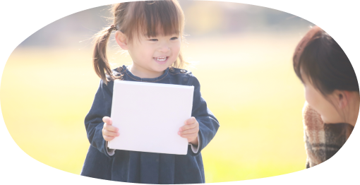 女の子と母親が公園で遊んでる様子